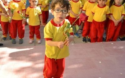 Ofrecen flores a la Virgen. Grupo de Maternal Centro Infantil Bilingüe (CIB)