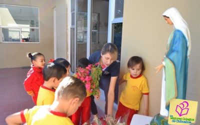 Ofrecen flores a la Virgen. Grupo 1oA Centro Infantil Bilingüe (CIB)