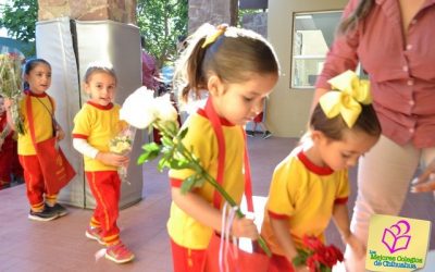 Ofrecen flores a la Virgen. Grupo 1oB Centro Infantil Bilingüe (CIB)