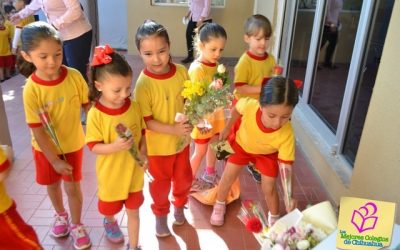 Ofrecen flores a la Virgen. Grupo 2oA Centro Infantil Bilingüe (CIB)