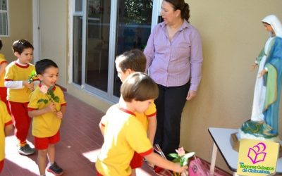 Ofrecen flores a la Virgen. Grupo 2oB Centro Infantil Bilingüe (CIB)