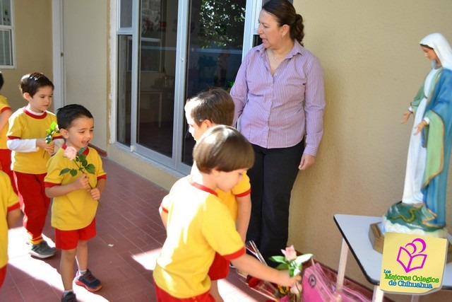 Ofrecen flores a la Virgen. Grupo 2oB Centro Infantil Bilingüe (CIB)