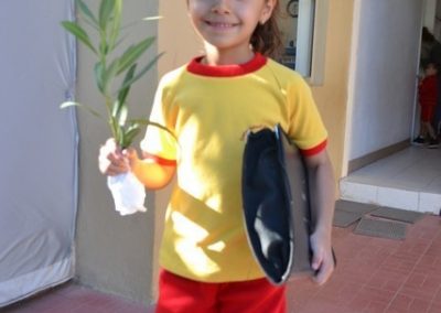 Ofrecen flores a la Virgen. Grupo 3oA Centro Infantil Bilingüe (CIB)