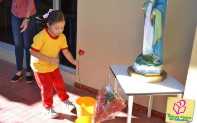 Ofrecen flores a la Virgen. Grupo 3oB Centro Infantil Bilingüe (CIB)